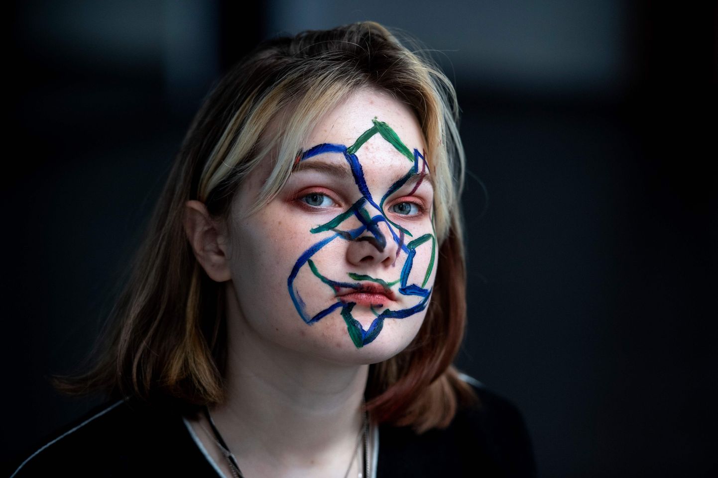 Inimõiguste aktivist Daria Kozlova demonstreerib geomeetrilist näomaalingut, mis peaks segadusse ajama näotuvastusalgoritme. Moskva valvekaamerate võrgustikku on kasutatud ka koroonaviiruse leviku peatamiseks. Foto tehtud 16. veebruaril 2020.