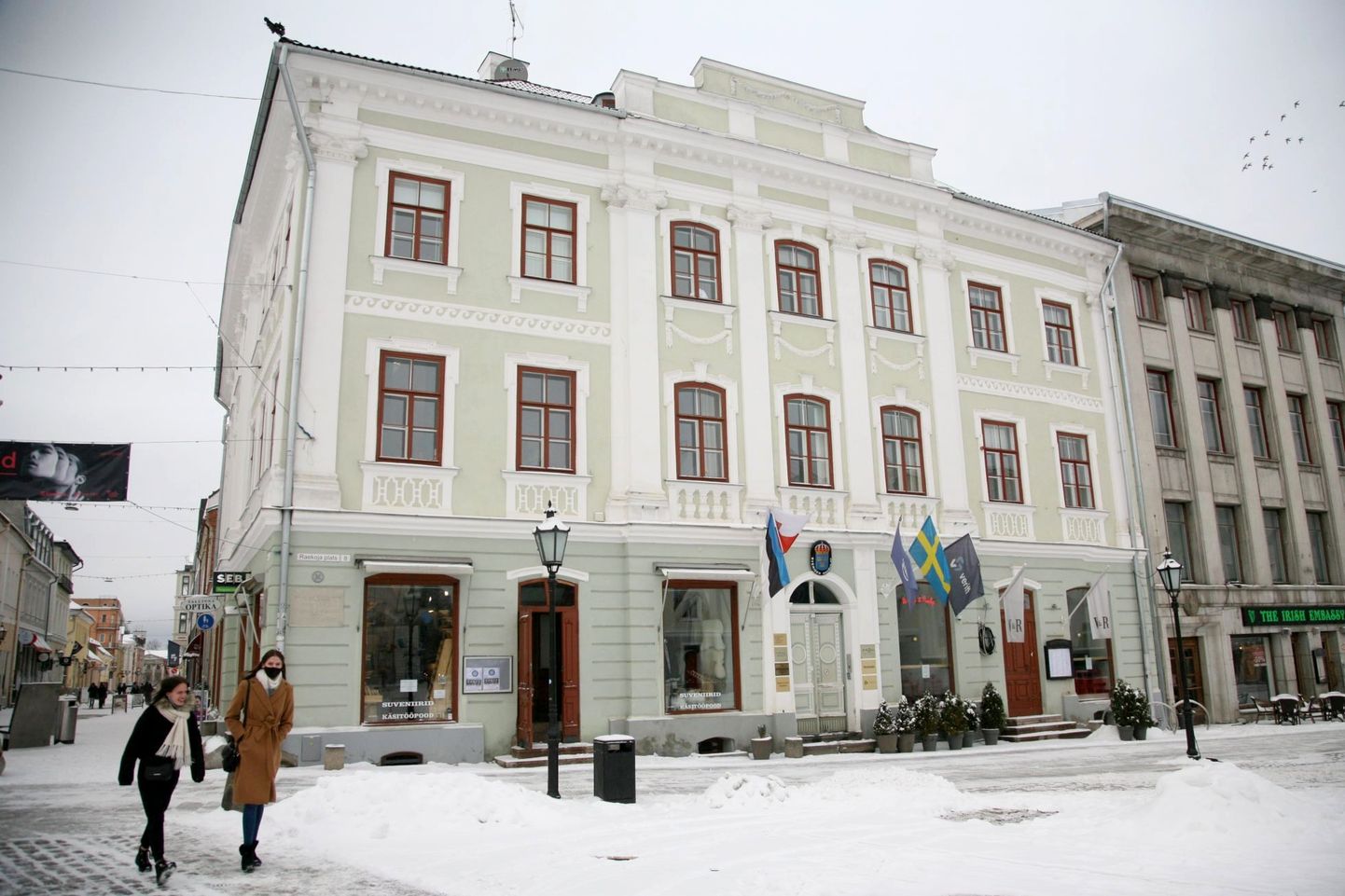 Hoone Tartus Raekoja plats 8, mille lähistele plaanib linn rajada kunstnik Konrad Mägi monumendi.
