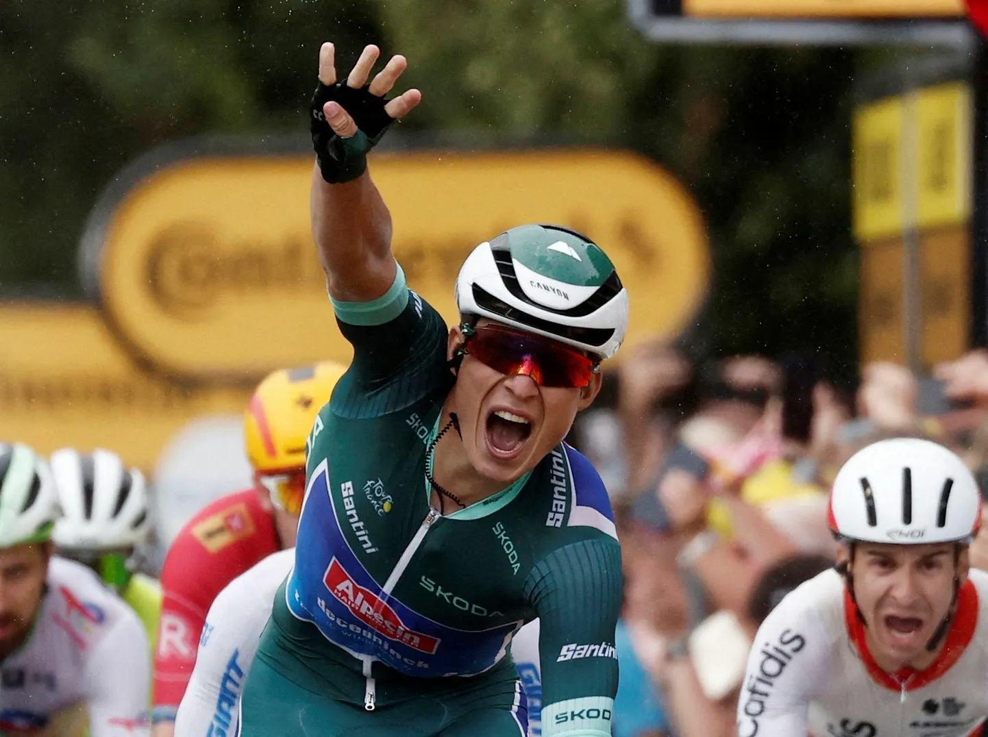 Jasper Philipsen tõstab üles neli sõrme, tähistamaks neljandat etapivõitu tänavusel Tour de France’il.