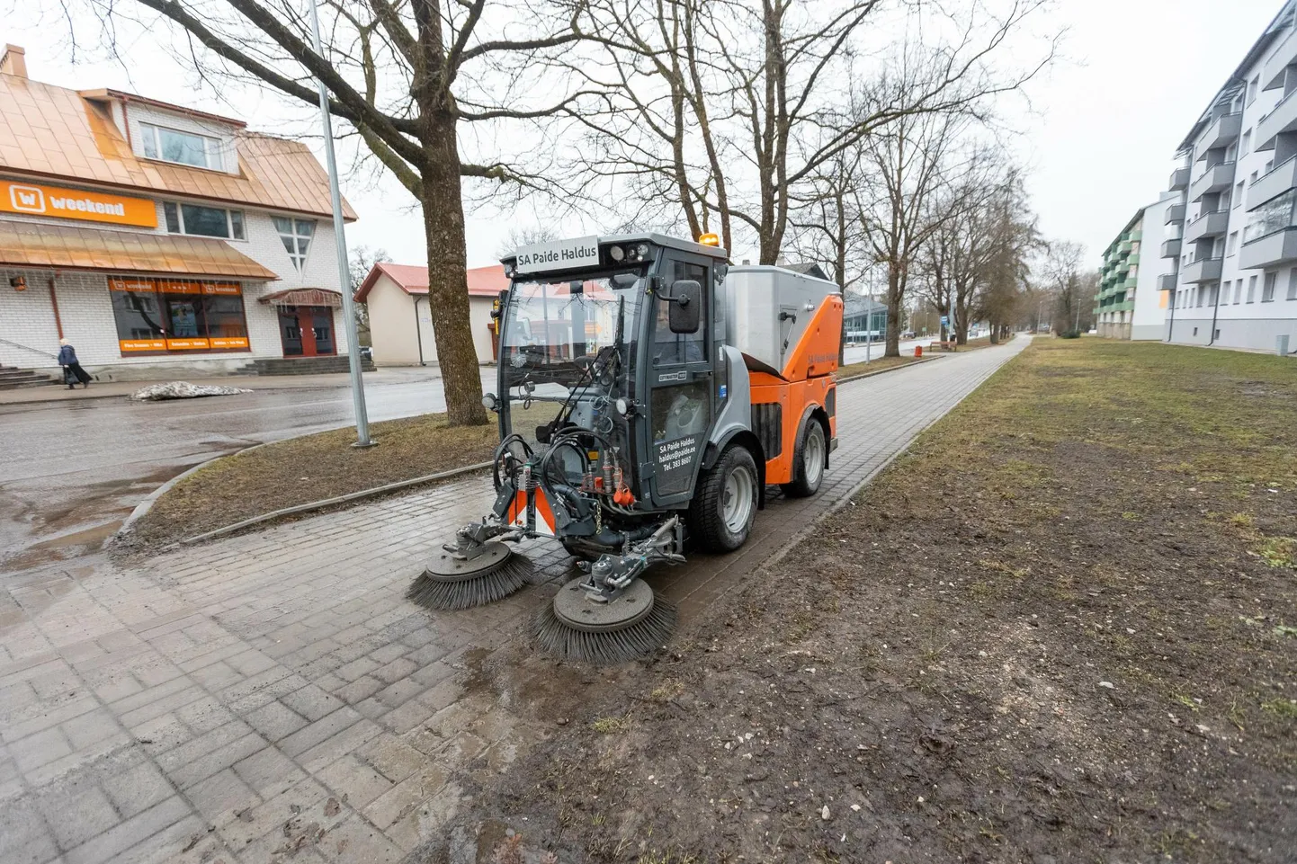 Paide kesklinnas on tänavahooldusmasin koristustöödega juba algust teinud.