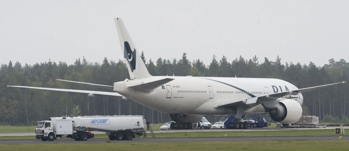 Pakistani lennufirma Pakistan Airlinesi Boeing 777 Arlanda lennuväljal.