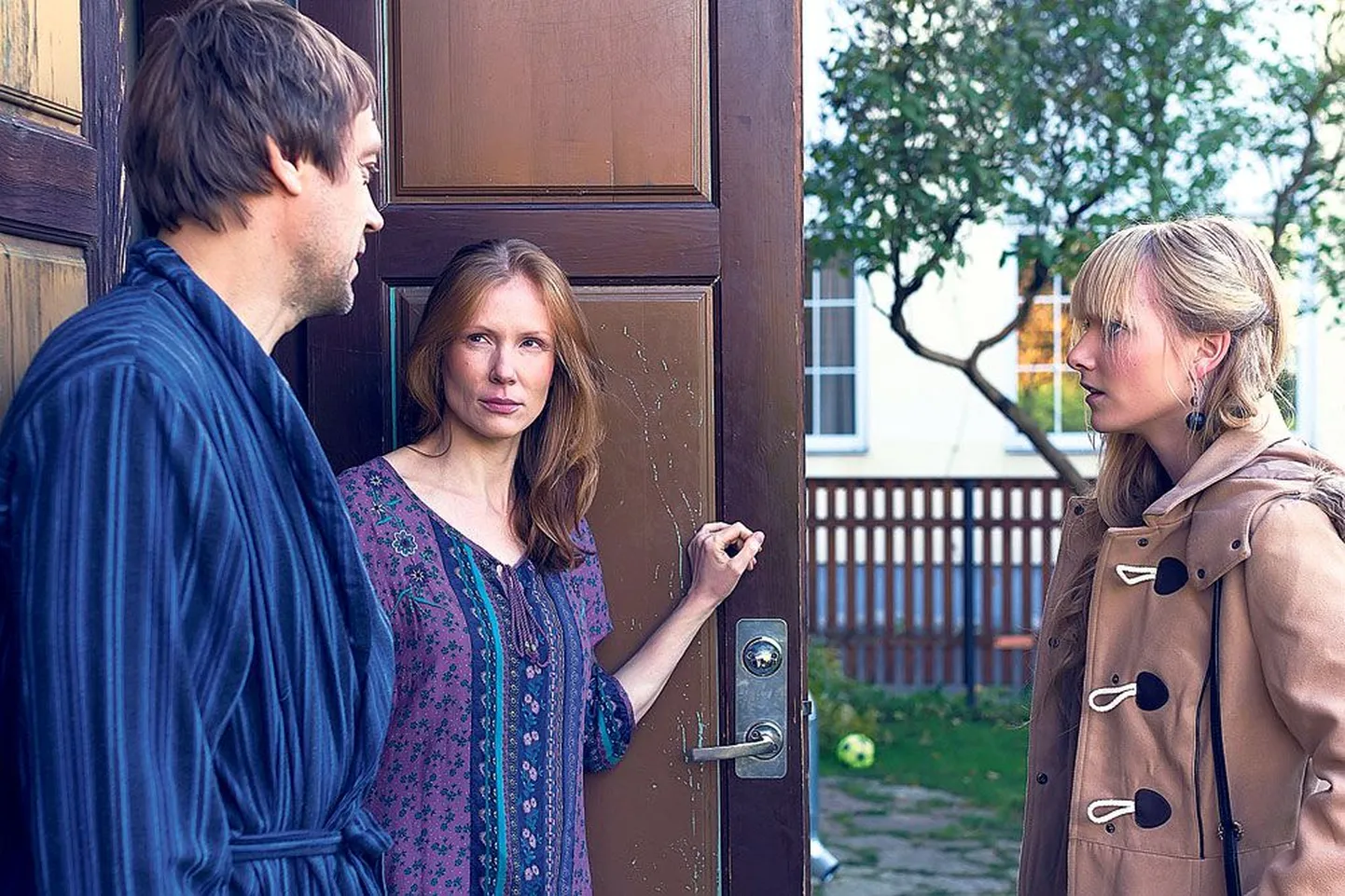 Laura (Maris Nõlvak, paremalt) külastas Joosepit (Gert Raudsep) ja kohtus ka tema naisega (Maarja Jakobson).
