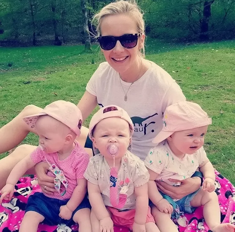 Lyndsey Birrell Palmer ja ta kolmikud tütred Indi, Ella ja Lexi (vasakult)