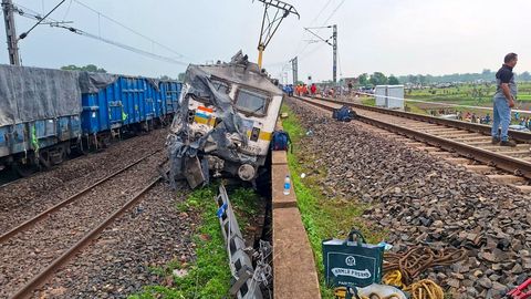 VIDEO ⟩ Indias hukkus rongiõnnetuses kaks inimest ja kümned said viga