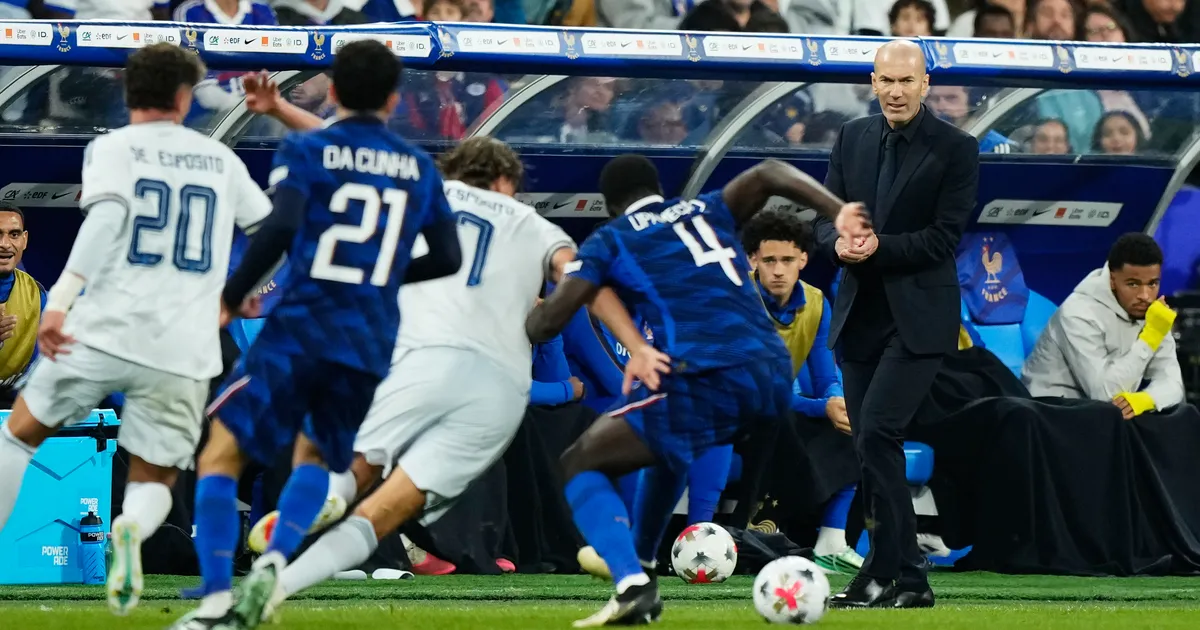 «Zizou, tere tulemast koju!» teatas Stade de France’i otsatribüün enne Prantsusmaa - Itaalia Rahvuste liiga A-divisjoni mängu, mis oli Zinedine Zidane’i jaoks P