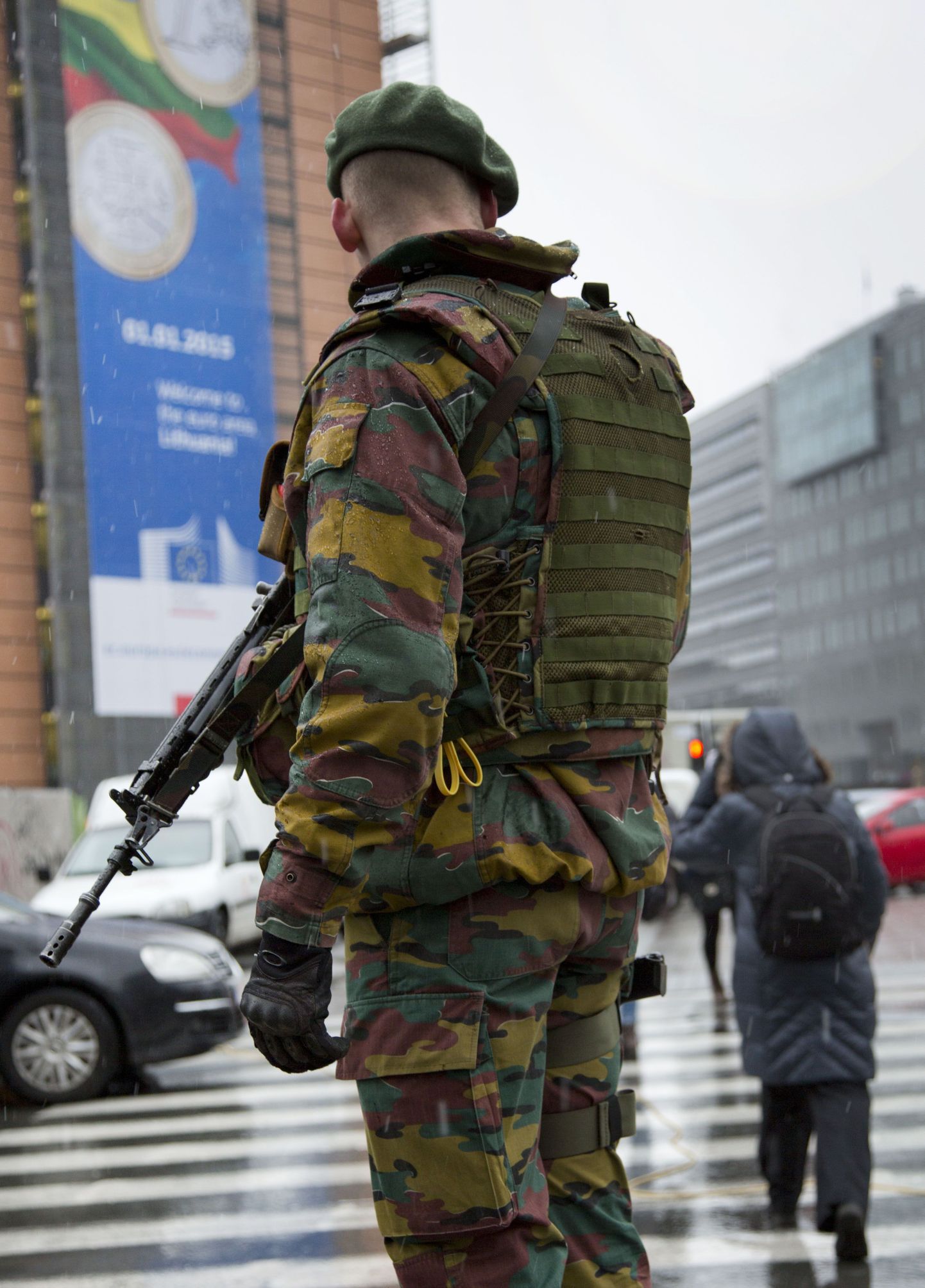 Бельгийский солдат в городском патруле.