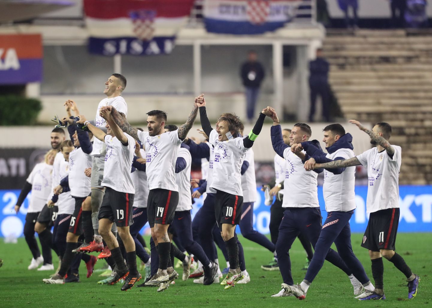 Horvaatia mängijad MM-finaalturniirile pääsemist tähistamas.