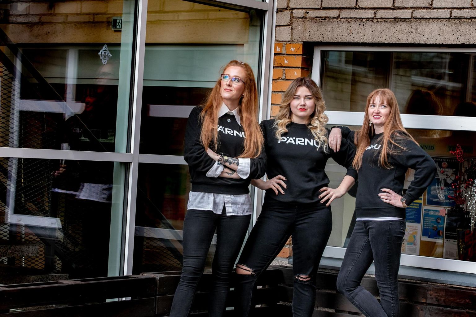 Mobillsed noorsootöötajad (vasakult) Triin Mäger, Margit Vellend ja Annely Reile lubavad olla noortele kättesaadavad nende harjumuspärases keskkonnas. 