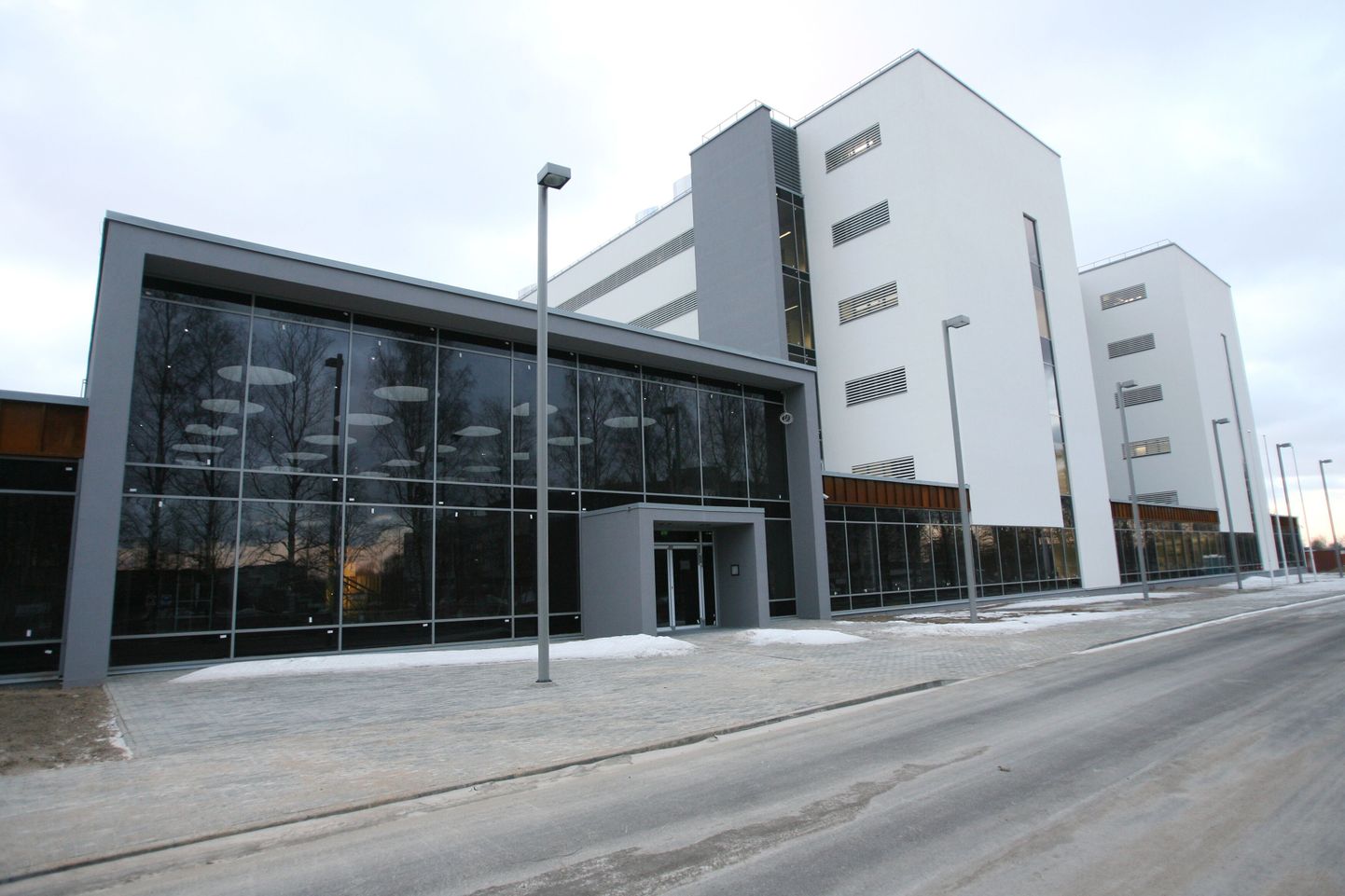 Mullune kalleim uusehitis, mis sai ka linna tunnustuse, on Tartus Ravila 14a avatud Tartu Ülikooli uus keemiahoone, mis läks koos sisustusega maksma 520 miljonit krooni.