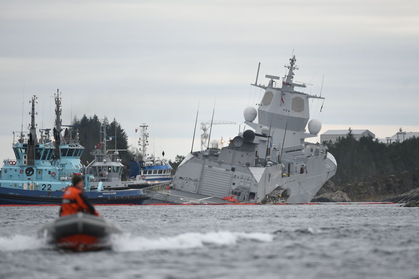 Norra fregatt KNM Helge Ingstad on pärast Malta tankeri otsasõitu Sture lähedal uppumisohus
