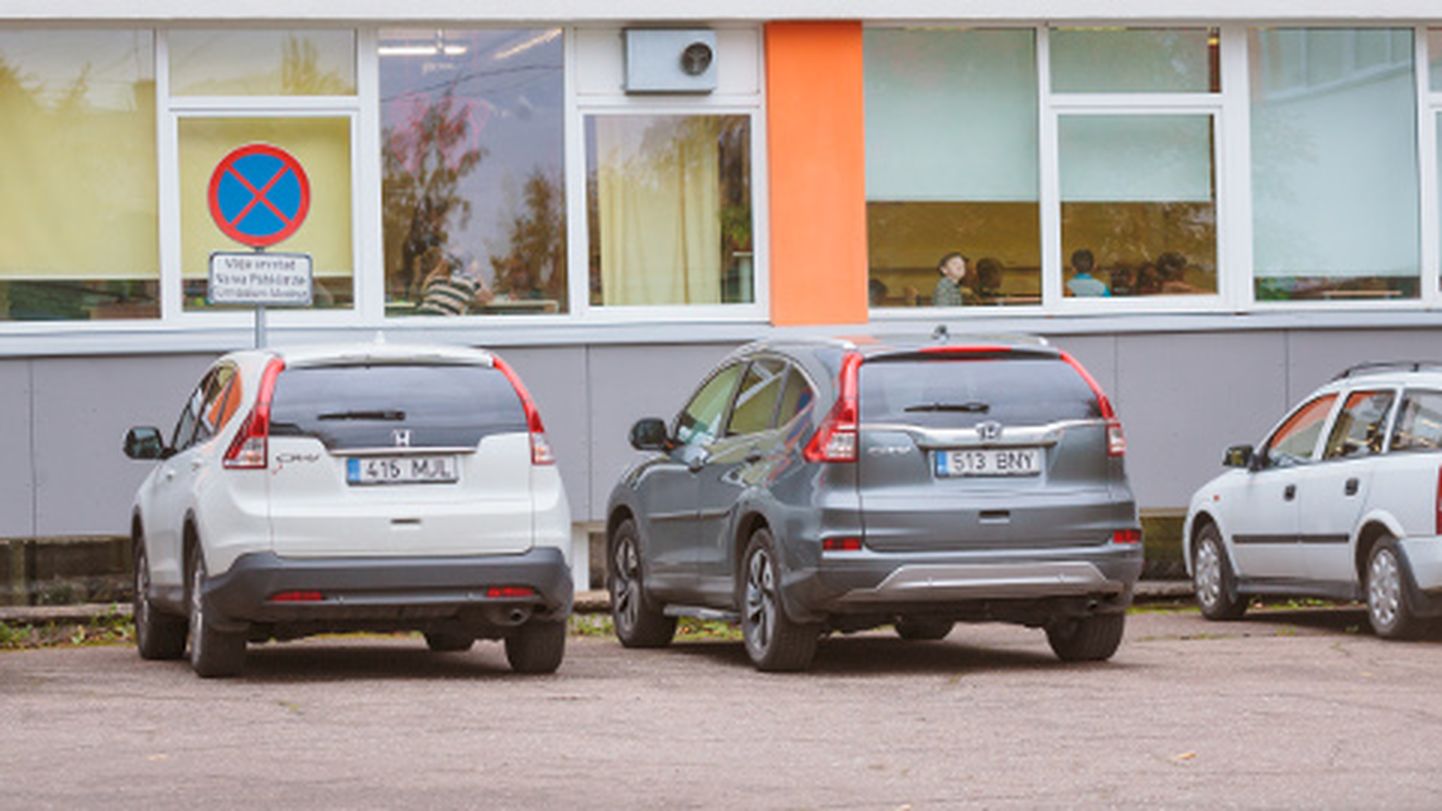 Selle auto eest (keskel), mis on pidevalt Narva Pähklimäe gümnaasiumi juurde pargitud, maksavad Eesti maksumaksjad iga kuu 744 eurot.