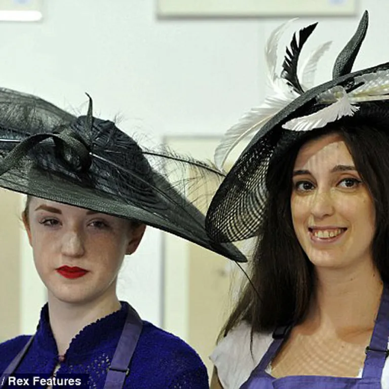 Abas melnās cepures, ko savulaik nēsājusi Kembridžas hercogiene, izsolē pārdotas par teju 7000 GBP 
