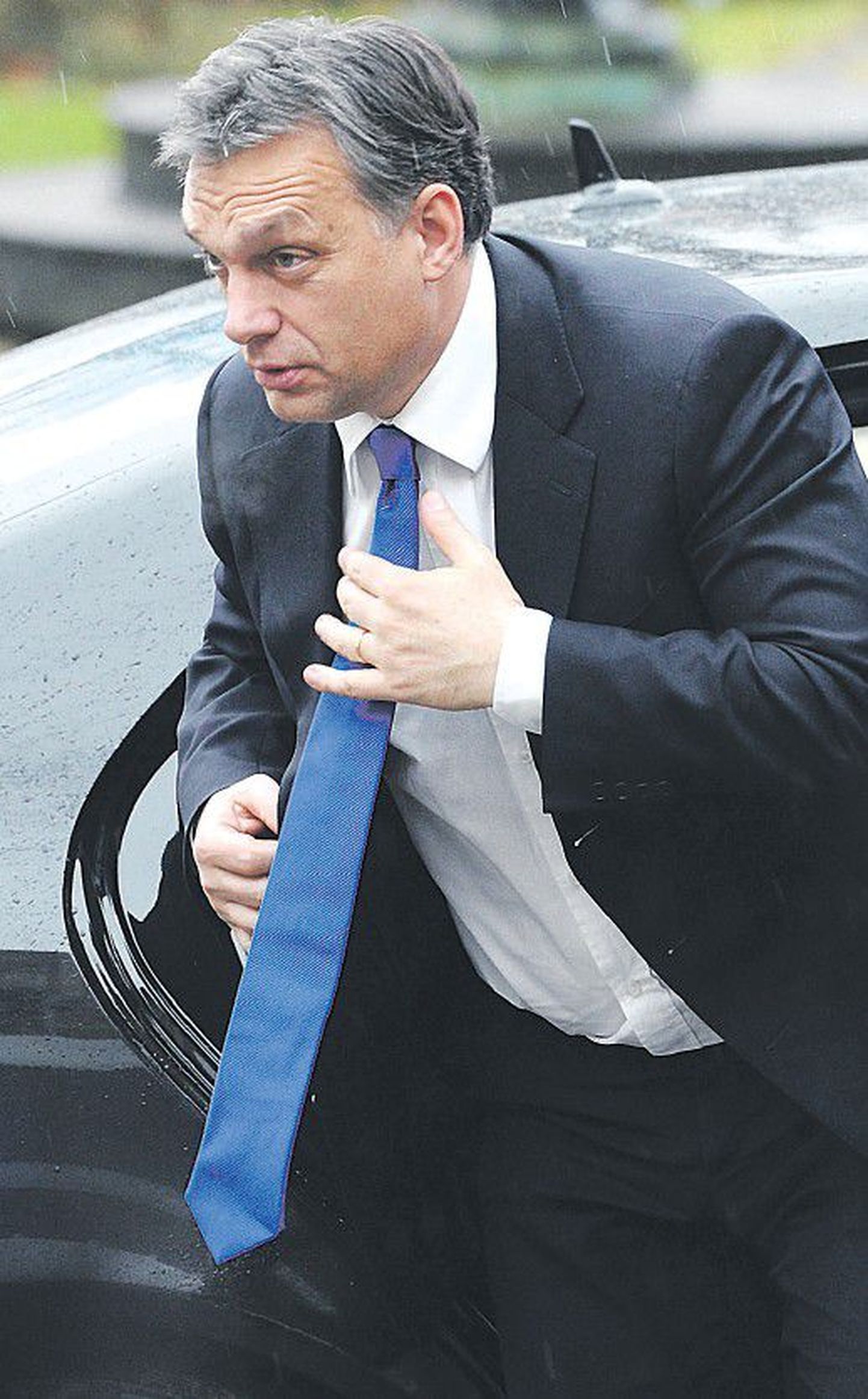 Деятельность премьер-министра Виктора Орбана вызывает у оппозиции опасения в том, не предпочитает ли он демократической форме правления авторитарную.