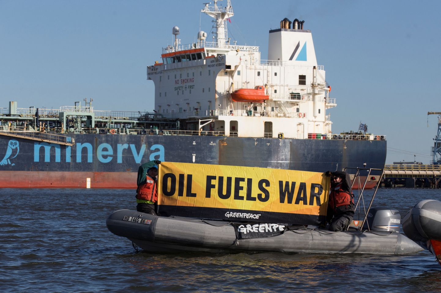 Greenpeace'i aktivistid sõjavastase plakatiga Vene naftalastiga tankeri Minerva Virgo juures mullu märtsis.