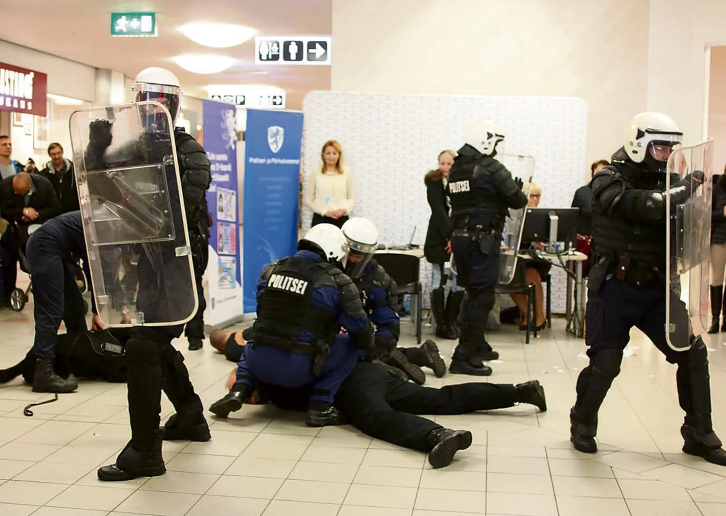 Politseinikud Kaubamajaka keskuses oma tööd tutvustamas. Sügisel selle pildi tegemise ajal ei olnud Lääne prefektuuri kiirreageerimisüksust veel olemas.