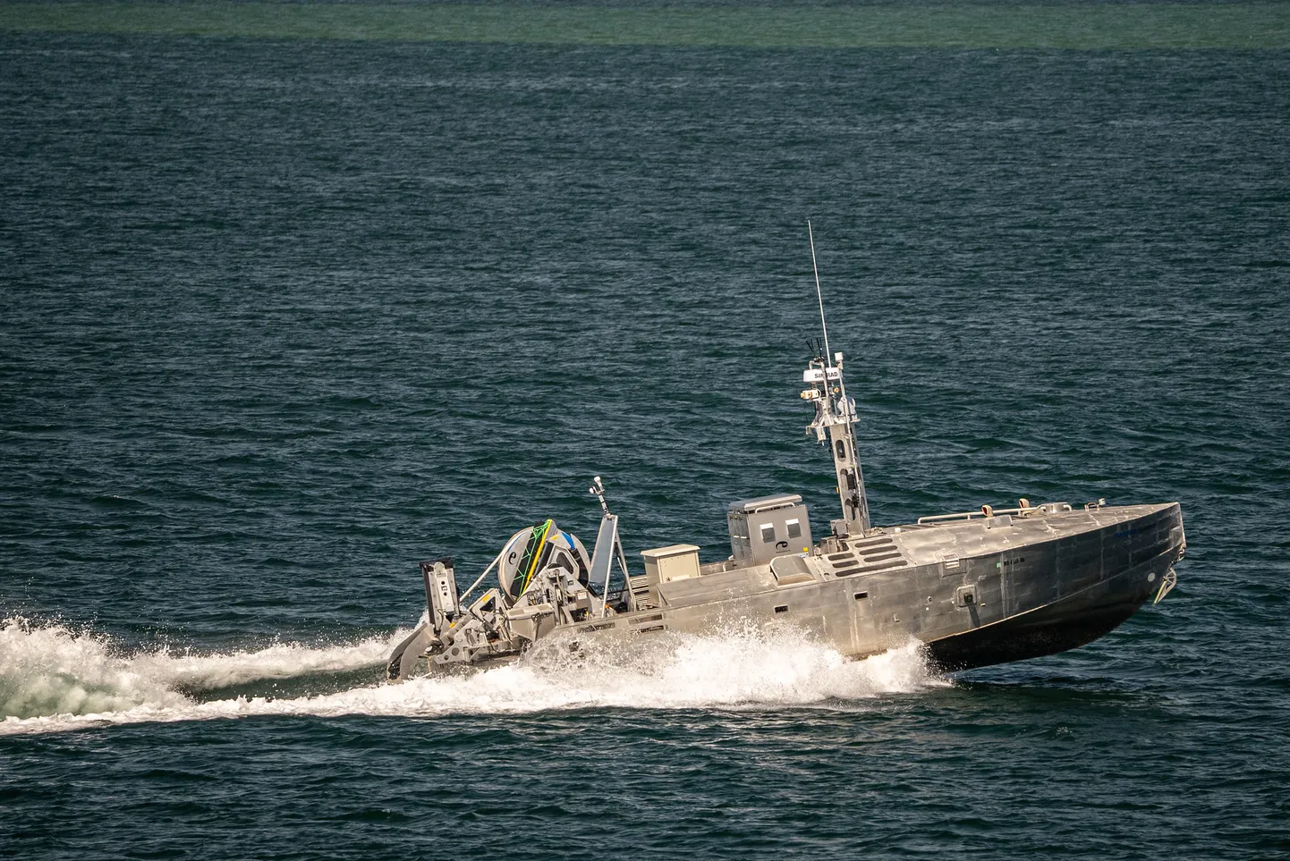 Ameerika Ühendriikide mereväe mehitamata veesõiduk (USV) NATO õppusel REPMUS 22. Sellised tulevad ka Läänemere kaableid turvama.