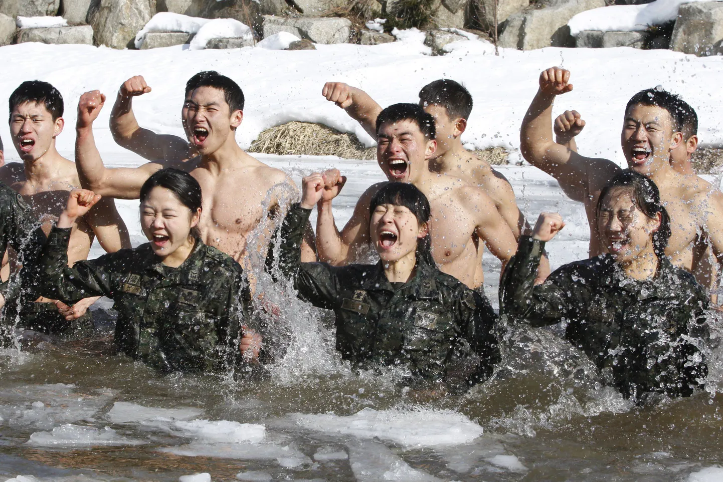 Lõuna-Korea sõdurite treening jääkülmas vees