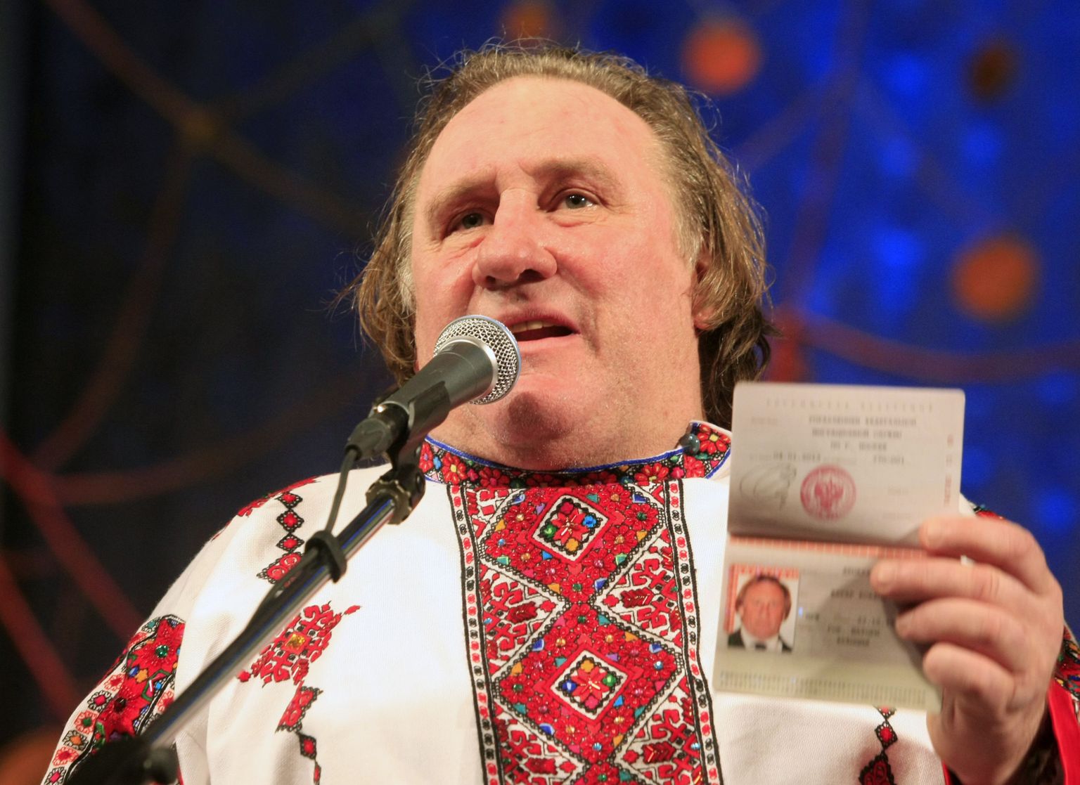 Gérard Depardieu näitab oma Vene passi