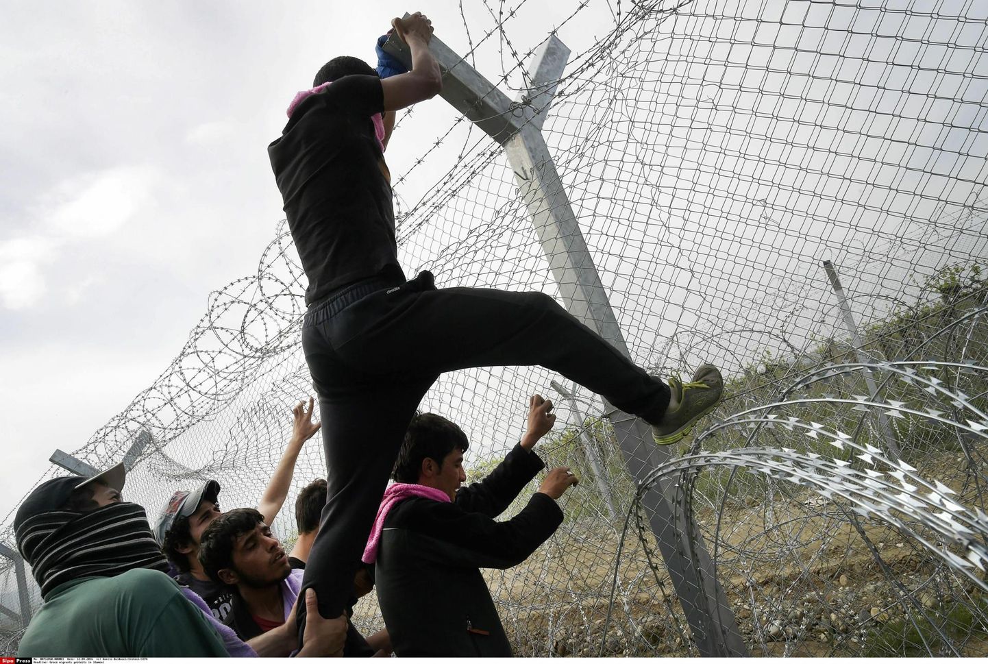 Migrandid tungimas 2016. aasta kevadel üle piiritara Põhja-Makedooniasse.