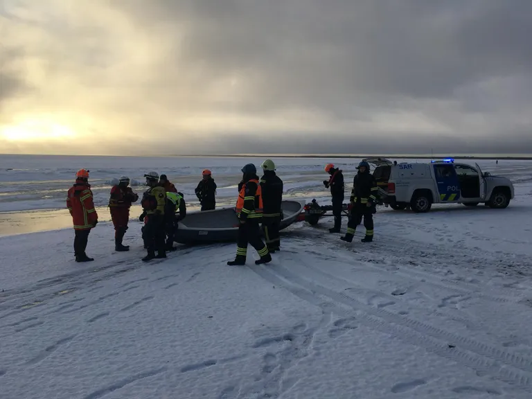 Pärnus Valgeranna lähistel merejääle lõksu jäänud kalameestele tõttasid appi politsei- ja piirivalveameti merepäästjad ja Lääne päästekeskuse päästjad.