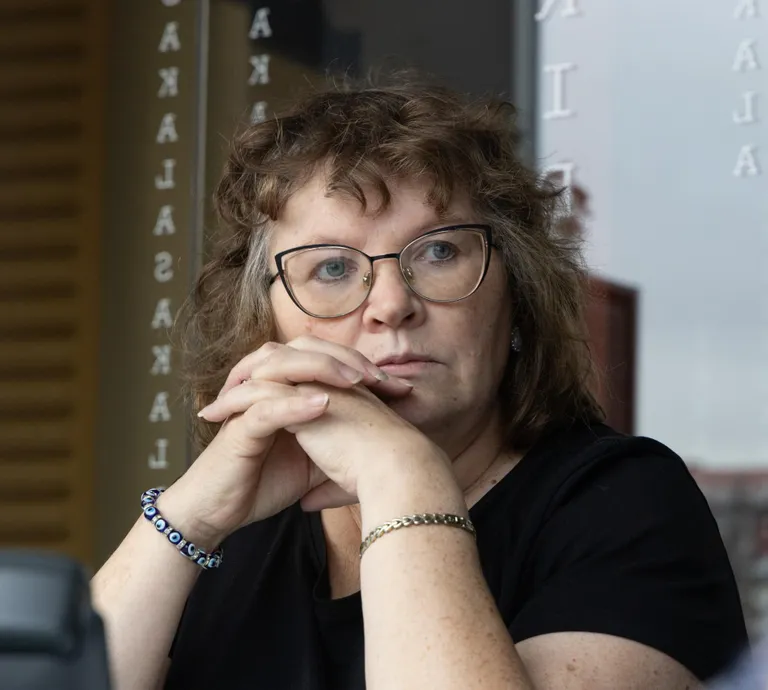 Õpetaja Eve Jaanus on kurb. "Kas see on normaalne töökeskkond, kus on vaenlased ja sõbrad? Võhma kooli demokraatia seisnebki direktori arvamusega nõusolemises ja oma mõtete enda teada hoidmises," sõnas Jaanus.