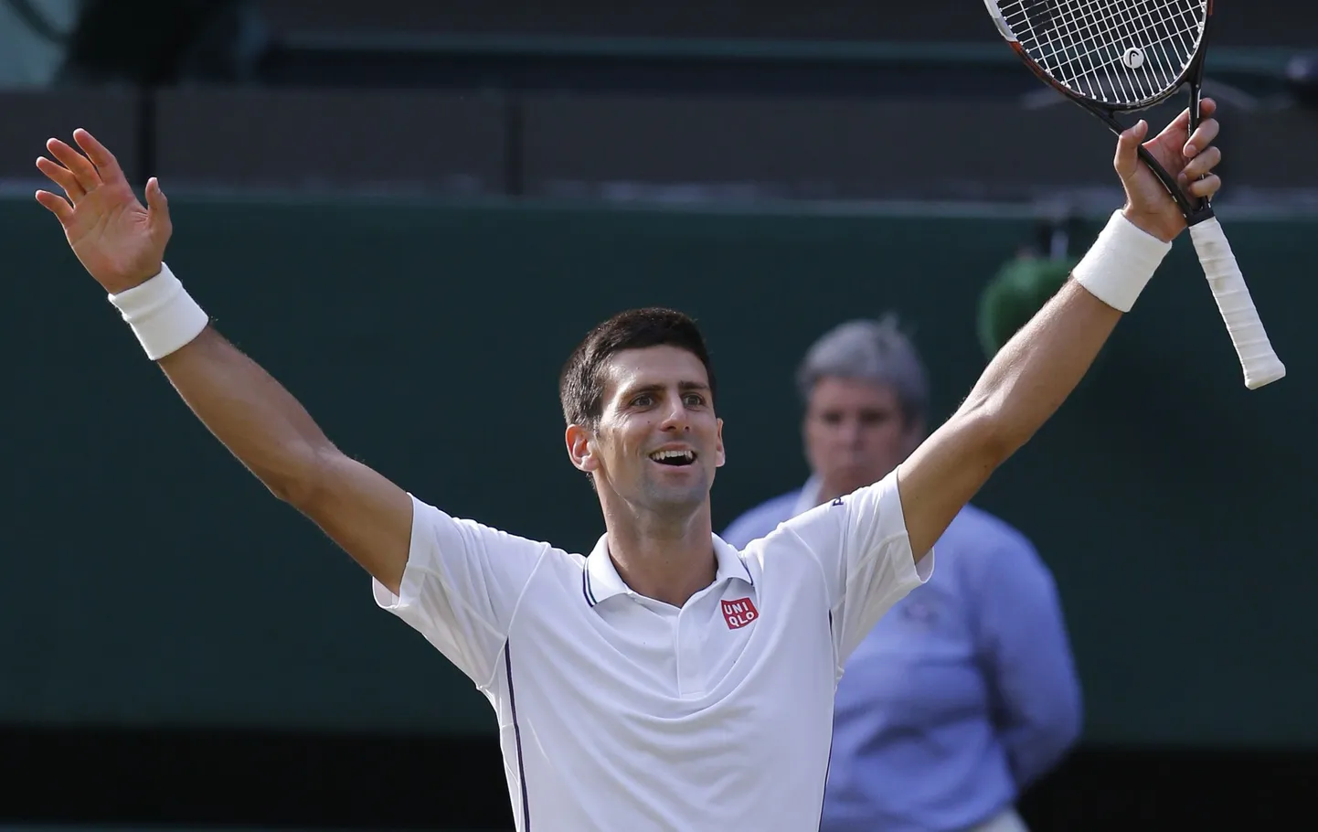 Novak Djokovic võitu Roger Federeri üle tähistamas.