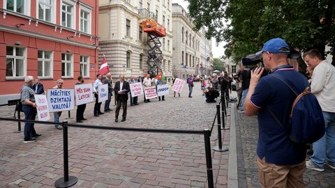FOTO ⟩ Pirms jaunā mācību gada notiek protests pret pāreju uz mācībām latviešu valodā