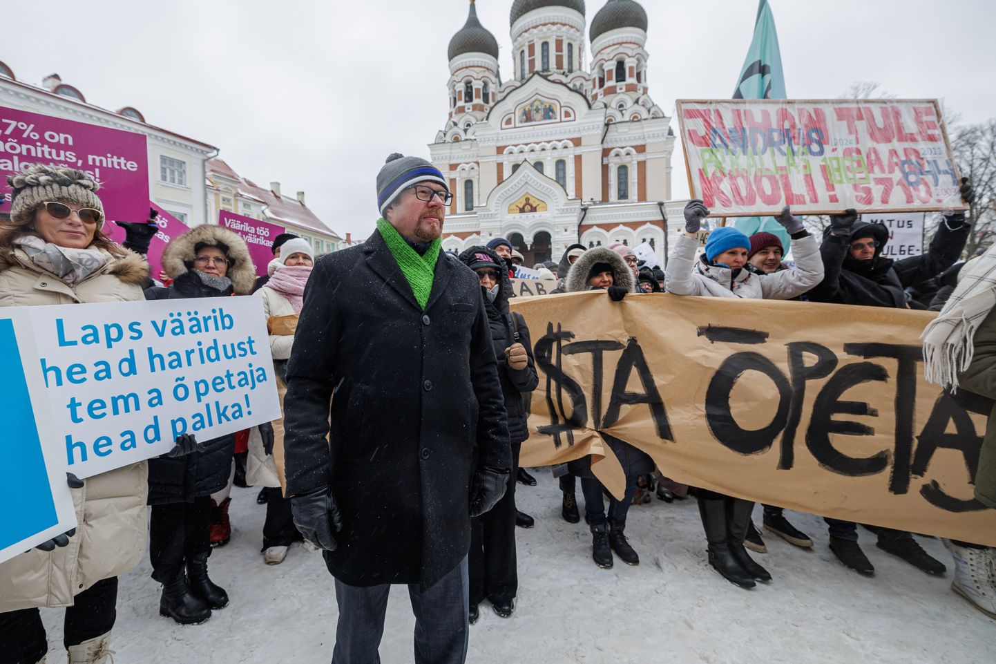 Демонстрация перед зданием Рийгикогу, на фото глава Союза работников образования Эстонии Реэмо Вольтри.