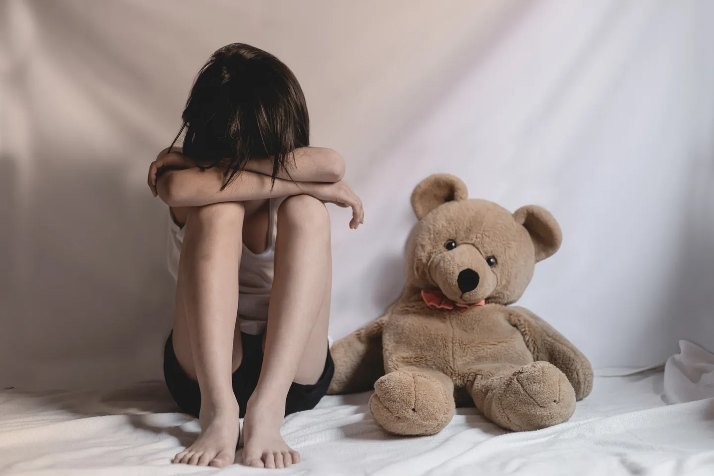 Seksuaalselt ärakasutatud laps. Pilt on illustreeriv