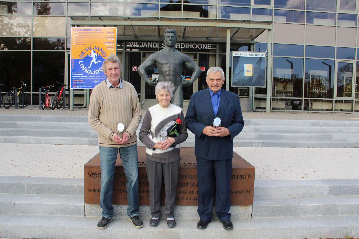 Tänavu oktoobris ulatati teeneteplaat Urmas Müürile (vasakul), Urve Bergmanile ja Jaan Purikule.