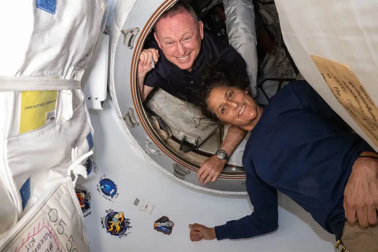 NASA Boeingi meeskonna astronaudid Butch Wilmore ja Suni Williams rahvusvahelise kosmosejaama ja Boeingi Starlineri kosmoselaeva vahelises vestibüülis.