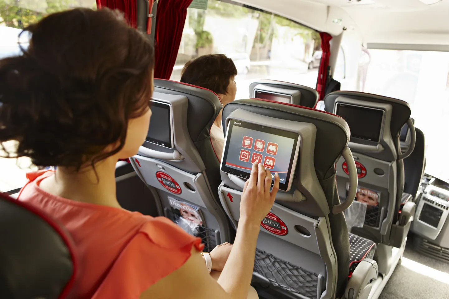 Lux Expressi bussireisijad