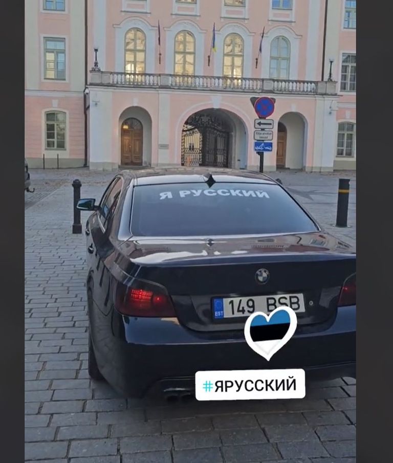 Auto venekeelse tekstiga «Olen venelane»