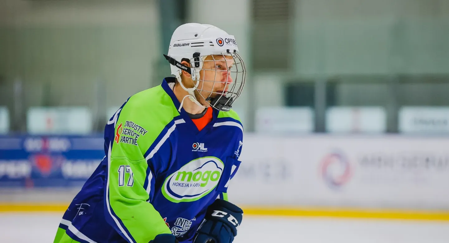 Latvijas hokejists Elviss Želubovskis