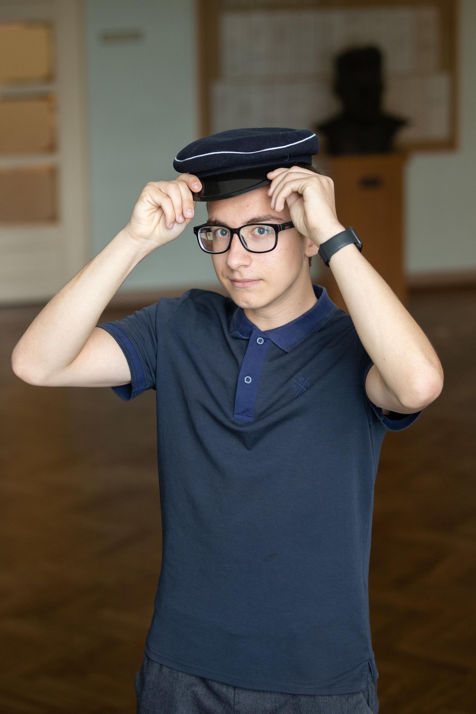 Rakvere gümnaasiumi gümnasisti Oliver-Hannes Kursi müts on heades kätes, seda laenavad heameelega tema koolikaaslased.