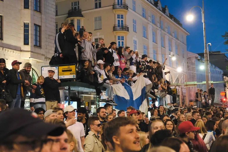 Soomlastest jäähokifännid tähistasid 29. mail 2022 Helsingis Kauppatoril oma jäähokikoondise maailmameistriks tulemist. Politsei pidi nii mõnelgi korral pidutsejaid korrale kutsuma