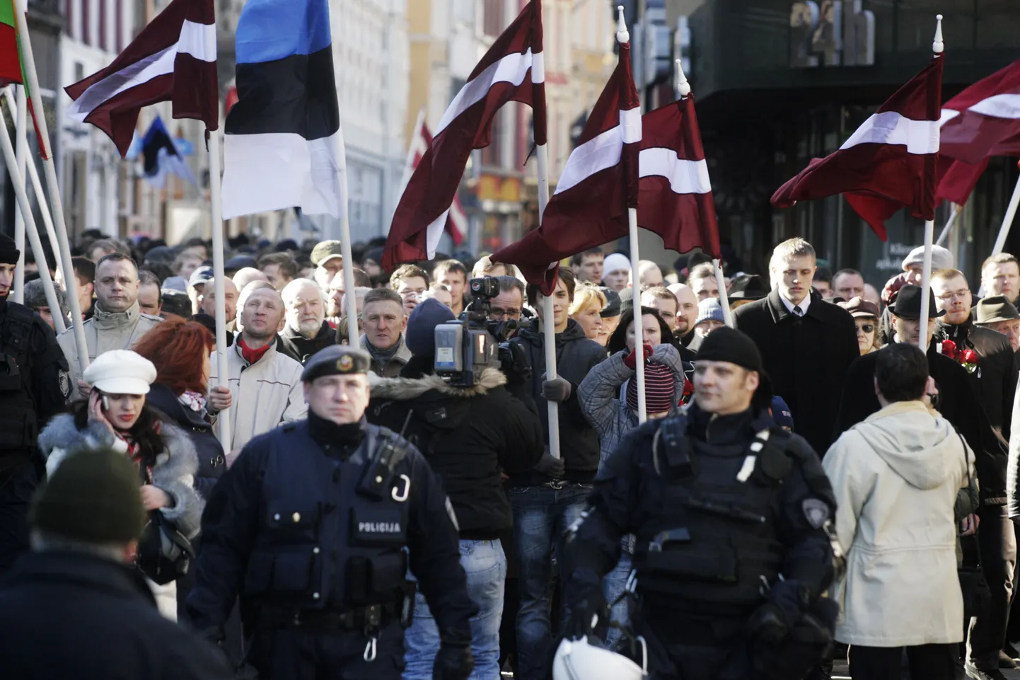 Сторонники легионеров во время шествия в Риге 6 марта 2011 года