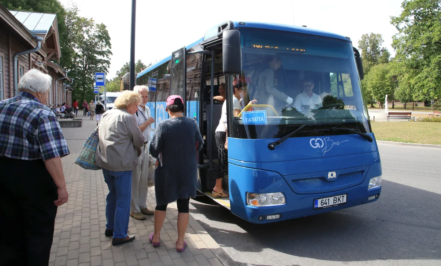 Pildil bussireisijad Elva vaksalis.