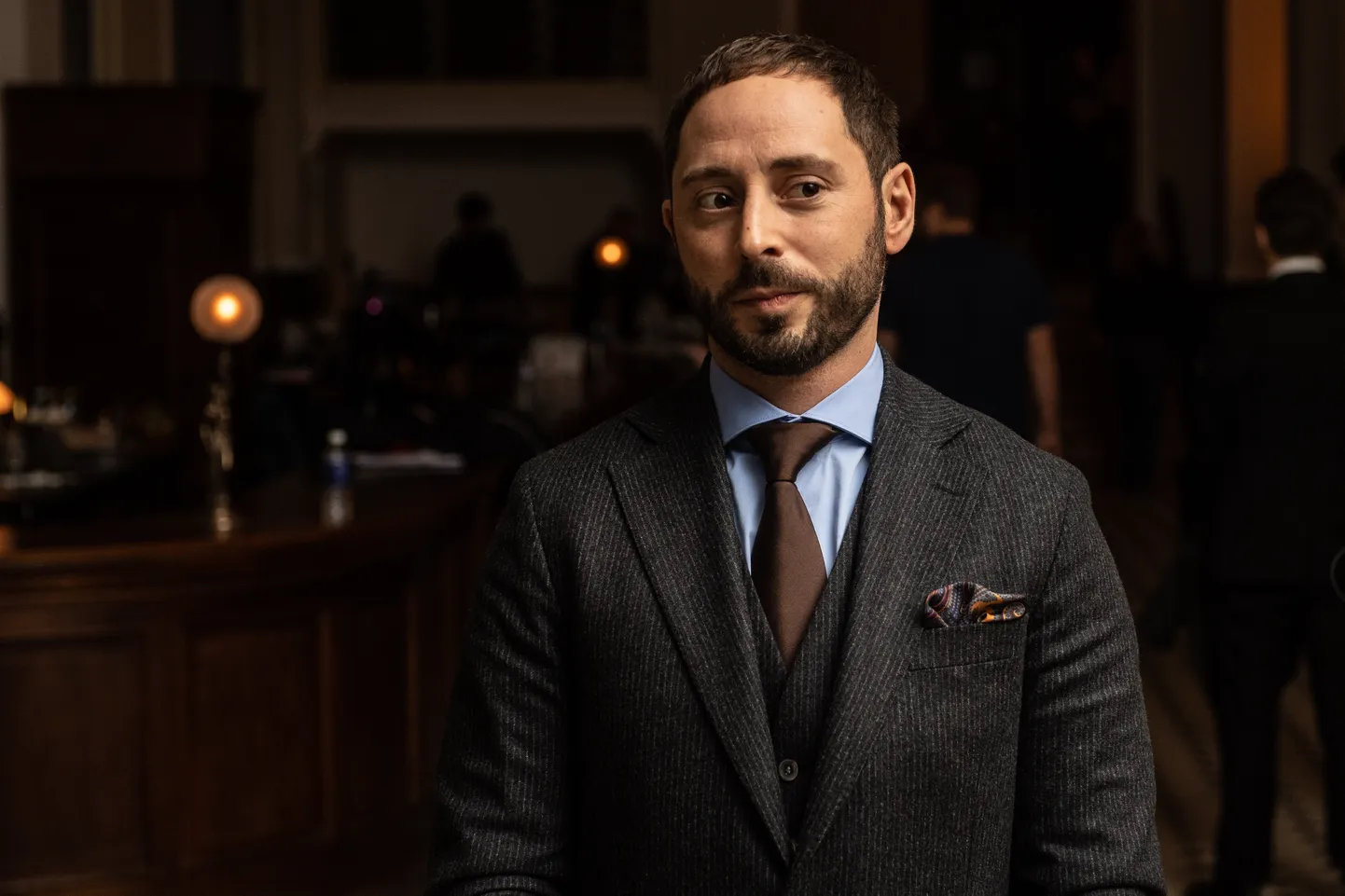 Seriāla "Narcos" aktieris Matiass Varela Rīgā filmējas Zviedrijas seriāla "Apžilbinātie"