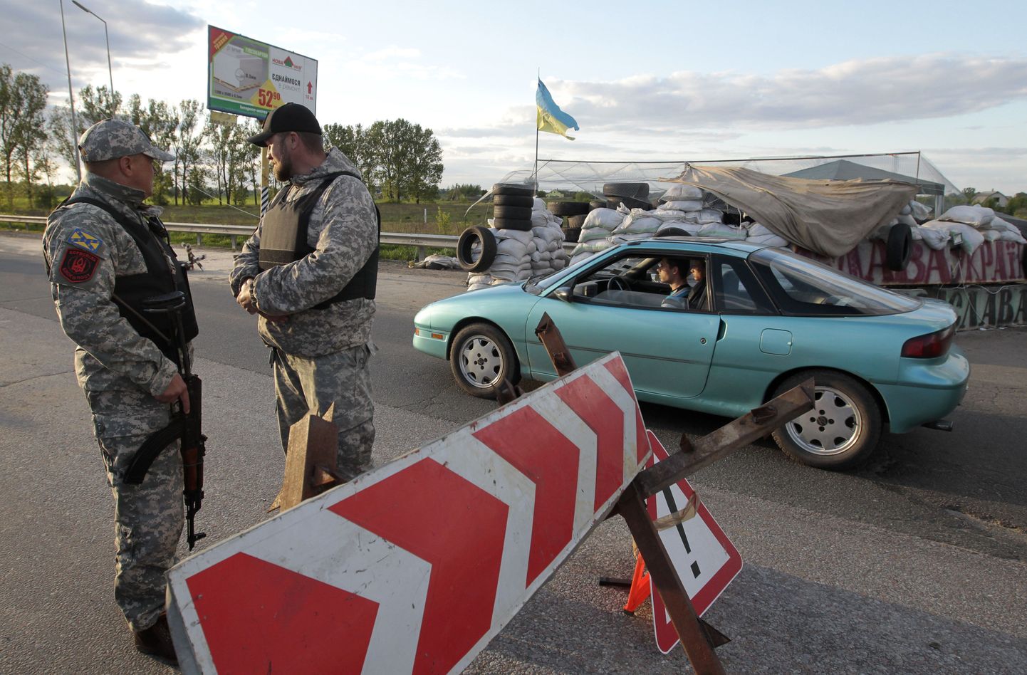 Ukraina korrakaitsejõudude liikmed Kiievi lähistel asuvas kontrollpunktis 5. mail.