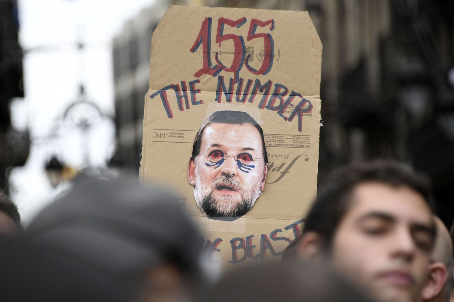 Meeleavaldajad tõid Barcelonas välja plakati, millel kujutati peaminister Rajoyd koletisena.