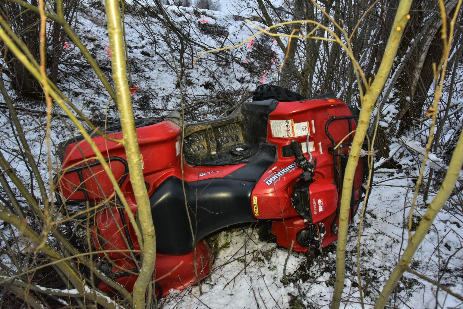 Holstre-Pollis kaotas ATV juhitavuse ning paiskus kraavi. ATV-ga sõitnud noor mees hukkus sündmuskohal.