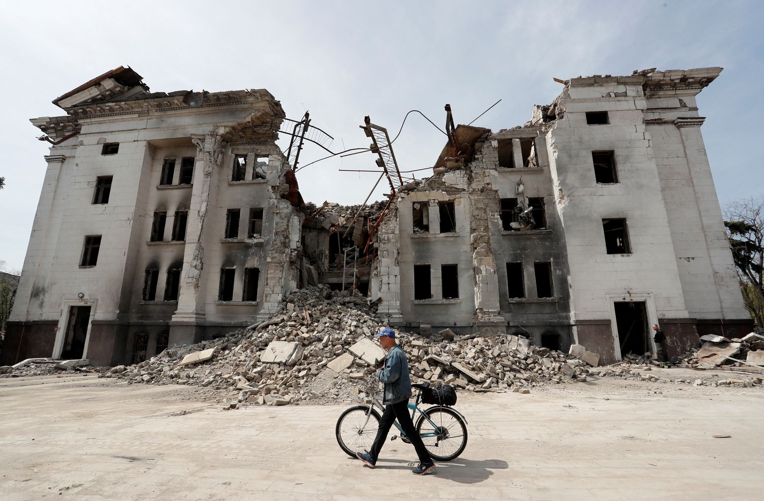 Война в Украине. Разрушенное здание театра в Мариуполе