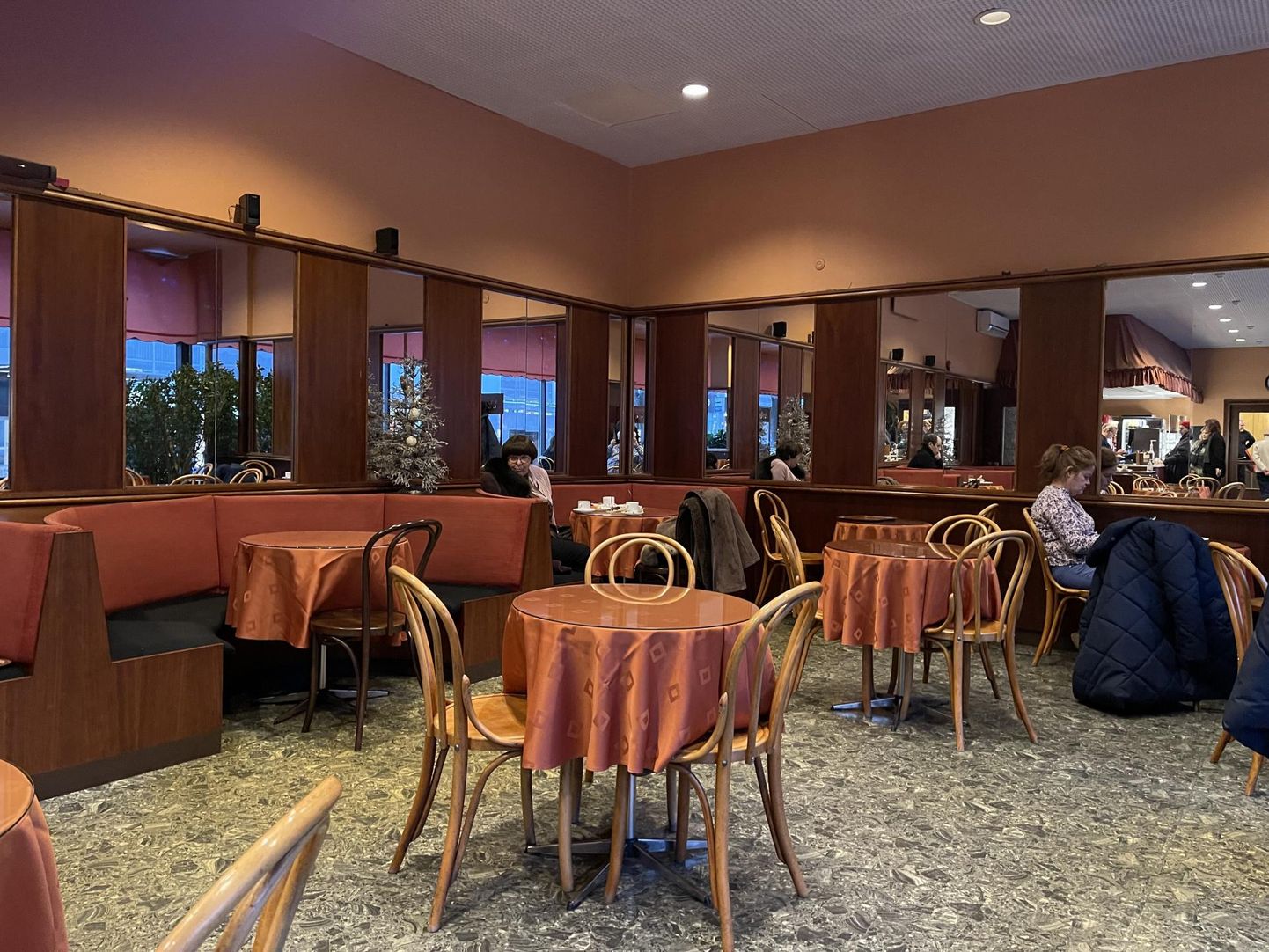 Viini toolid kõnelevad euroopalikust kohvikustiilist, peeglid muudavad saali optiliselt suuremaks. FOTO: Britt Rosen