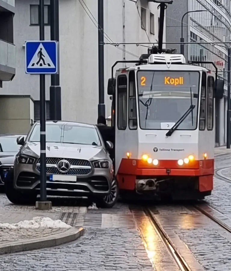 Kehvasti pargitud sõiduk peatas trammiliikluse.