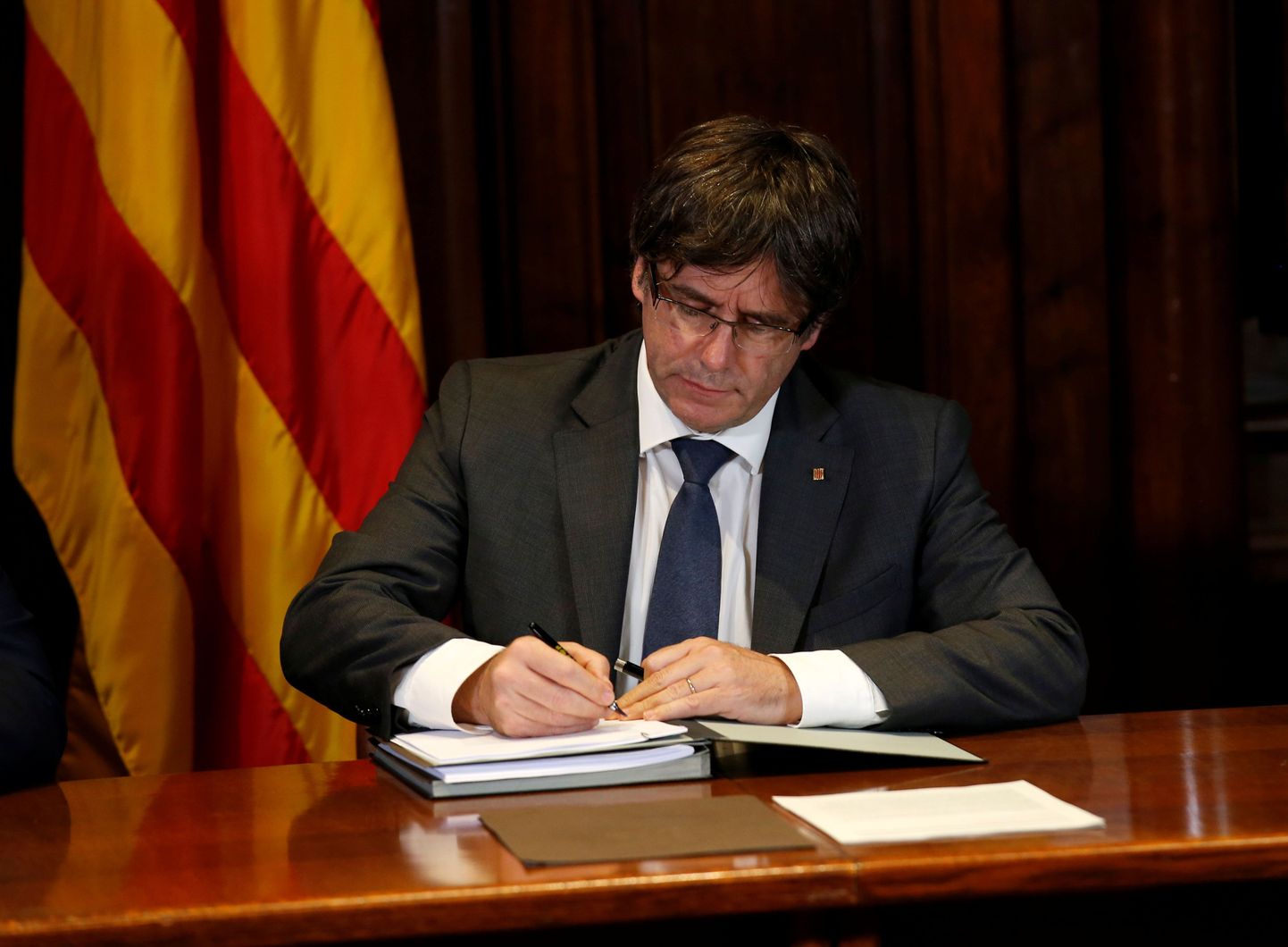 Kataloonia regionaalpresident Carles Puigdemont allkirjastas määruse iseseisvusreferendumi korraldamisest 1. oktoobril.