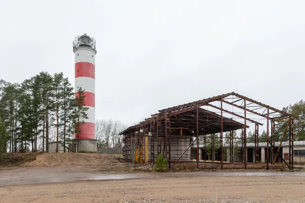 Kalurikolhoosi lagunenud hooneid lammutades otsustati üks angaar jätta, kuna see sobib sündmuste korraldamiseks. Arendaja on välja arvestanud, et katuse alla saab panna 500-600 istumiskohta. Kõrval on maa-ala, kuhu on kavandatud lavaga sündmuspaik, mis mahutab mitu tuhat inimest.