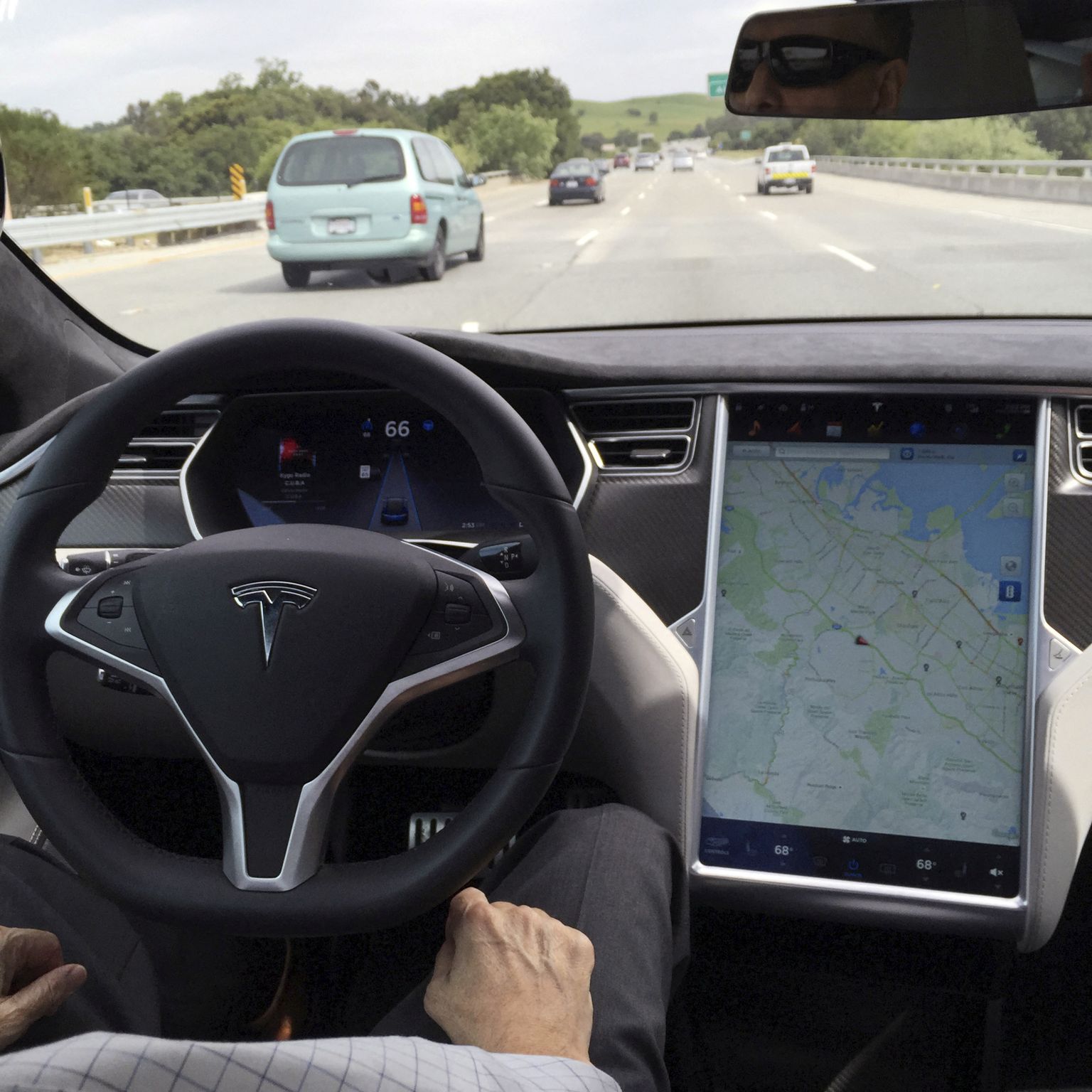 Tesla Model S võib maanteel sõita ka automaatpiloodiga, kuid avariid kipuvad tulema hoopis enamasti sellest, et juht pole harjunud pedaali vajutades ülihea kiirendusega.