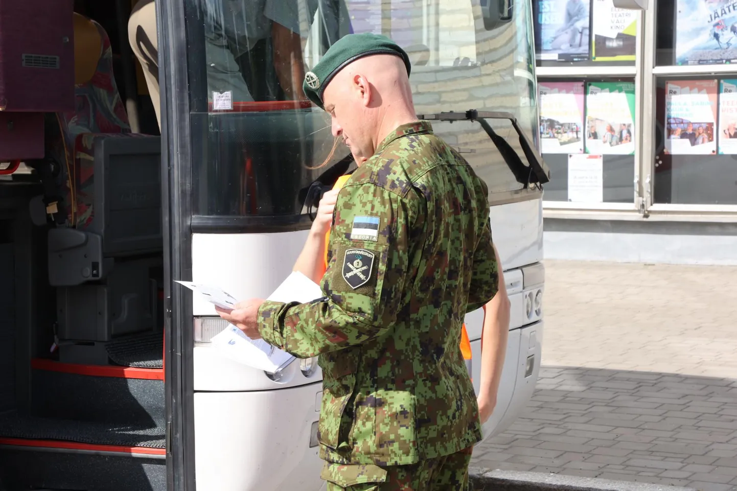 Ajateenijad sõidutati bussidega väeossa ja seal alles tehti koroonatest. Pilt on illustratiivne.