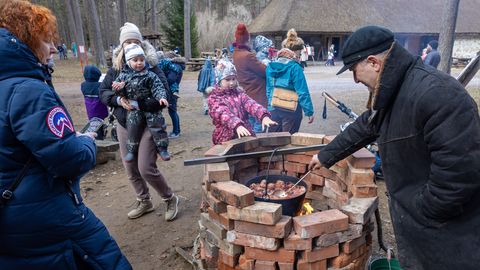 FOTOD JA VIDEO ⟩ Vabaõhumuuseum taaselustas vanad lihavõttekombed, jutluse pidas Toomas Paul